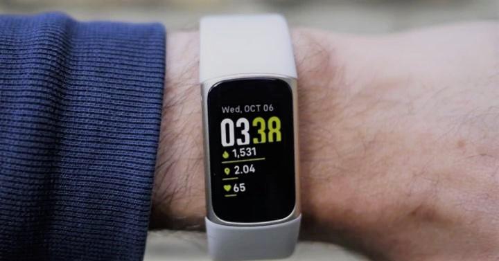 Pros and Cons Fitbit Charge 5 vs Versa 4